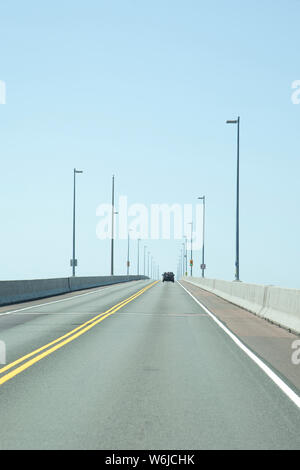 Pont de la Confédération, Î.-P.-É. - le 28 juillet 2019 : une voiture sur le pont de la Confédération à l'Î.-un jour d'été Banque D'Images