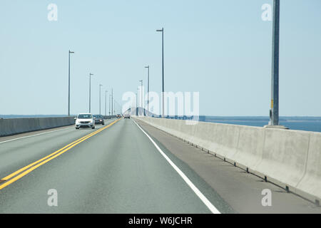 Pont de la Confédération, Î.-P.-É. - le 28 juillet 2019 : Regard sur le trafic sur le pont de la Confédération à l'Î dans l'été Banque D'Images