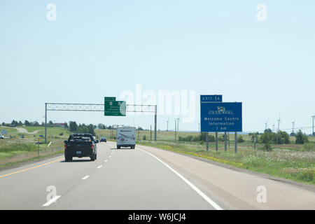 Amherst (Nouvelle-Écosse) - le 28 juillet 2019 : un panneau bleu marque l'entrée de la province de la Nouvelle-Écosse le long des marais de Tantramar Banque D'Images