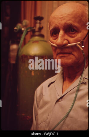 M. ROBERT B. JONES, ancien cheminot, est totalement dépendant de sa machine d'OXYGÉNOTHÉRAPIE À DOMICILE POUR LA SURVIE. L'air pollué EST UN GRAVE PROBLÈME POUR LUI Banque D'Images