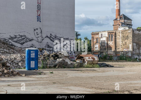 BERLIN, ALLEMAGNE - 28 juillet 2018 : les graffitis et la peinture d'un ange à un mur d'un bâtiment abandonné avec beaucoup de gravats dans un terrain vague près d'une Banque D'Images