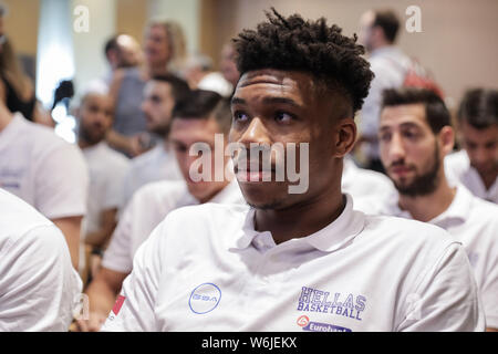 (190802) -- Athènes, le 2 août 2019 (Xinhua) -- l'équipe nationale de basket-ball grec Giannis Antetokounmpo joueur NBA Milwaukee Bucks, dvd, qui a remporté le prix MVP de la NBA pour la saison 2018-2019, assiste à la présentation officielle de l'équipe nationale de basket-ball grec à Athènes, Grèce, le 1 août 2019. (Photo par Nathalie Partsalis/Xinhua) Banque D'Images