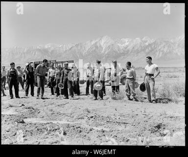 Manzanar Manzanar, Centre de réinstallation, en Californie. L'équipe de ferme qui Johnny Fukazawa est contremaître. T . . . ; Portée et contenu : la légende complète pour cette photographie se lit comme suit : Manzanar Manzanar, Centre de réinstallation, en Californie. L'équipe de ferme qui Johnny Fukazawa est contremaître. Ces hommes sont prêts à retourner à la cantine du centre pour le déjeuner après une matinée bien remplie dans les domaines de la ferme au projet de relocalisation du centre de cette guerre de l'Autorité. Banque D'Images