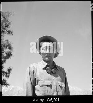 Manzanar Manzanar, Centre de réinstallation, en Californie. Johnny Fukazawa, contremaître de champs Numéros 3, 4, . . . ; Portée et contenu : la légende complète pour cette photographie se lit comme suit : Manzanar Manzanar, Centre de réinstallation, en Californie. Johnny Fukazawa, contremaître de champs Numéros 3, 4, 5, et 6, à la tête d'un 20-man de l'équipe sur le terrain à la ferme projet, indique qu'il y a beaucoup de problèmes qu'ils ont à résoudre dans leur travail agricole à cette réinstallation de la guerre centre de compétence pour les sinistrés d'origine japonaise. Banque D'Images