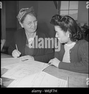 Manzanar Manzanar, Centre de réinstallation, en Californie. Mme Chlde [ ?] Zimmerman, greffier, contribuant à l'Ido Funi . . . ; Portée et contenu : la légende complète pour cette photographie se lit comme suit : Manzanar Manzanar, Centre de réinstallation, en Californie. Mme Chlde [ ?] Zimmerman, greffier, aide dans l'enregistrement de l'Ido Funi pour une durée indéterminée. Banque D'Images