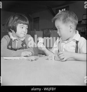 Manzanar Manzanar, Centre de réinstallation, en Californie. Le temps de lecture dans la classe de troisième année à l'étudiant . . . ; Portée et contenu : la légende complète pour cette photographie se lit comme suit : Manzanar Manzanar, Centre de réinstallation, en Californie. Le temps de lecture dans la classe de troisième année à l'étudiant centre de formation. Les enseignants reçoivent des crédits universitaires pour l'enseignement pratique, et sont accrédités par supervized les enseignants. Banque D'Images