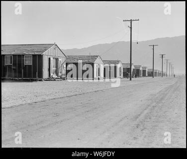 Manzanar Manzanar, Centre de réinstallation, en Californie. Scène de rue de maisons à cette guerre barrack Relocat . . . ; Portée et contenu : la légende complète pour cette photographie se lit comme suit : Manzanar Manzanar, Centre de réinstallation, en Californie. Scène de rue de maisons à cette guerre caserne centre de compétence pour les personnes évacuées de réinstallation d'origine japonaise. Banque D'Images