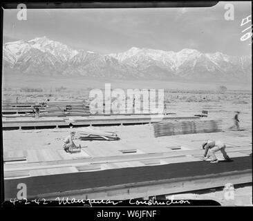 Manzanar, en Californie. Construction d'appartements pour les évacués de la caserne d'origine japonaise a pers . . . ; Portée et contenu : la légende complète pour cette photographie se lit comme suit : Manzanar, en Californie. Construction d'appartements pour les évacués de la caserne d'origine japonaise a commencé cette guerre au centre de l'autorité de réinstallation. Banque D'Images