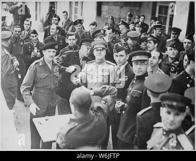 Le maréchal Joukov décore le maréchal Montgomery avec l'Ordre russe de la victoire. Les chefs alliés qui ont assisté à la cérémonie au siège du Général Eisenhower à Francfort sont sur le point d'un toast. Fonctionnaire britannique. ; notes générales : utilisation de la guerre et des conflits Nombre 1097 lors de la commande d'une reproduction ou demande d'informations sur cette image. Banque D'Images