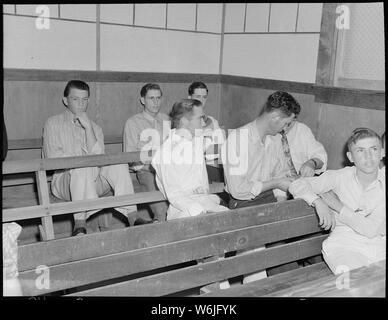 McFarland, comté de Kern, en Californie. Les jeunes ruraux ; la religion. Les jeunes hommes de l'école du dimanche dans une église pentecôtiste. Leur enseignant : Vous appartenez à Dieu que vous avez été enregistré ou non. Vous vivre et mourir pour Dieu, même si vous ne prenez pas de Jésus, le sang de Jésus, dans votre cœur. Pensez-vous que les gens ont besoin de réconfort aujourd'hui. Jésus est le seul qui peut vous réconforter. Je ne crois pas que Dieu entend les gens rétrogrades ou un hypocrite . . . Banque D'Images