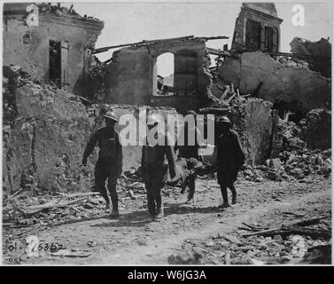 Les membres du Corps Médical de retirer les blessés de Vaux, France., 07/22/1918 - Notes générales : utiliser la guerre et les conflits Numéro 665 lors de la commande d'une reproduction ou demande d'informations sur cette image. Banque D'Images