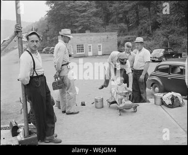 Mineurs en attendant le bus en face de l'entreprise. Jewell Ridge Coal Company, Jewell Valley Mine, Tazewell, Tazewell County, en Virginie. Banque D'Images