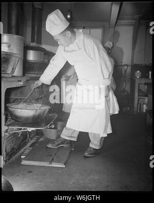 Minidoka Centre de réinstallation. La préparation de l'équipe de cuisine pour le déjeuner. Menu : macaroni au four avec l'espagnol sause . . . ; Portée et contenu : la légende complète pour cette photographie se lit comme suit : Minidoka Centre de réinstallation. La préparation de l'équipe de cuisine pour le déjeuner. Menu : macaroni au four avec l'espagnol sause, épinards, betteraves marinées, pain au lait, thé, pain et beurre. Banque D'Images