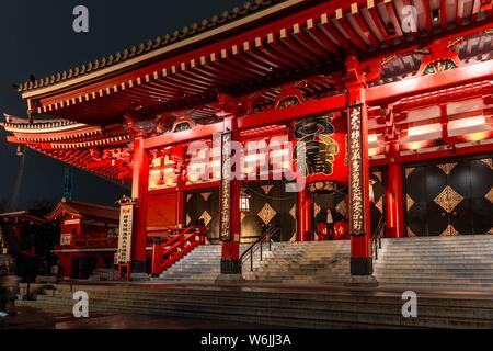 Photo nocturne, les escaliers à l'entrée, temple bouddhiste, le temple Senso-ji ou Temple Asakusa, Asakusa, Tokyo, Japon Banque D'Images