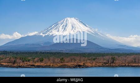 Vue sur un lac pour le volcan Mt Fuji, lac Motosu, préfecture de Yamanashi, Japon Banque D'Images