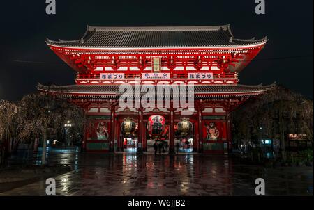 Photo de nuit, porte Hozomon, temple bouddhiste, le temple Senso-ji ou Temple Asakusa, Asakusa, Tokyo, Japon Banque D'Images