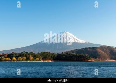 Vue sur le lac Kawaguchi, volcan retour Mt. Fuji, préfecture de Yamanashi, Japon Banque D'Images