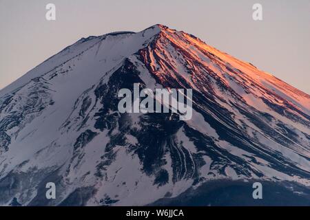 Coucher du soleil, vue du sommet du volcan Mt Fuji, préfecture de Yamanashi, Japon Banque D'Images