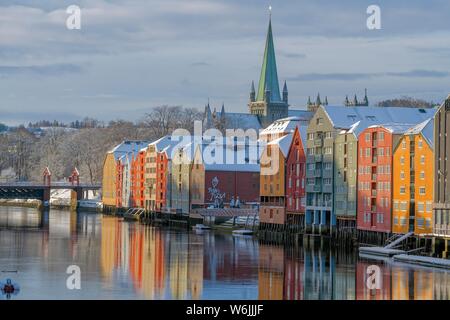 Entrepôts, rivière Nidelv, Cathédrale de Nidaros, à Trondheim, Norvège Banque D'Images