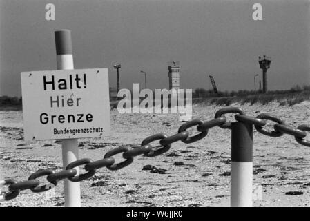 Inner-German frontière à la mer Baltique, une chaîne et des signes sur la plage de, deux tours de guet sont occupés jour et nuit avec les gardes frontière. Banque D'Images