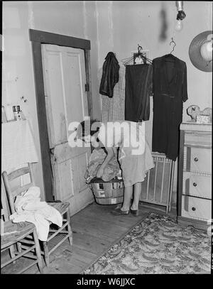 Mme Lincoln Hagg, épouse du mineur, dans la chambre de sa maison. Cette maison est estimée à au moins quarante ans. Il y a plusieurs années l'entreprise remodelé ces maisons anciennes et à l'époque mis sur de nouveaux toits, soulevé et mis à niveau au sol, fondation parpaing en vertu de certains postes, les intérieurs sheetrocked, mis dans de nouvelles fenêtres et peint l'extérieur. Le Frêne rouge panthère Coal Corporation, Douglas Mine, panthère, McDowell County, Virginie occidentale. Banque D'Images