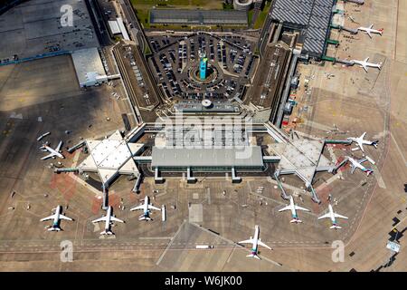 Vue aérienne, des avions au Terminal 2, aéroport de Cologne Bonn, Porz, Cologne, Rhénanie du Nord-Westphalie, Allemagne, Banque D'Images