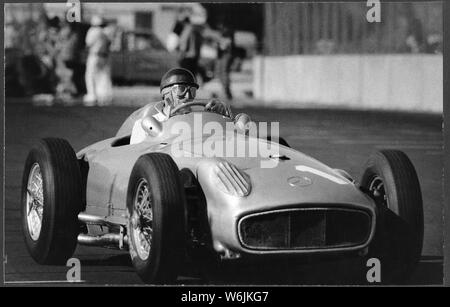 Juan Manuel Fangio, surnommé El Chueco ou El Maestro, conduire la Mercedes Benze W196 au Grand Prix des États-Unis à Long Beach en Californie à la fin des années 1970, alors qu'il était un pilote de course argentin. Il a dominé la première décennie de la Formule 1, en remportant le Championnat des Pilotes du monde cinq fois. Depuis l'enfance, il abandonne ses études pour poursuivre la mécanique automobile Banque D'Images