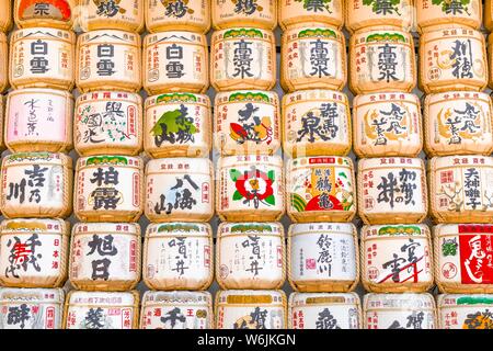 Consécration du Temple de Meiji, fûts empilés bien avec les caractères japonais, le sanctuaire de Meiji, Shibuya, Tokyo, Japon Banque D'Images