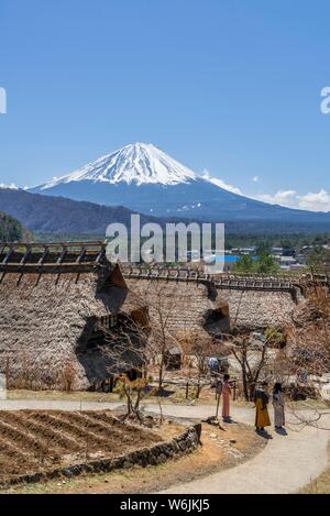 Musée en plein air Iyashinosato, vieux village japonais traditionnel avec des maisons d'adobe, volcan retour Mt. Fuji Fujikawaguchiko, Ikebukuro, Japon Banque D'Images