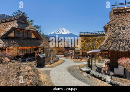 Musée en plein air Iyashinosato, vieux village japonais traditionnel avec des maisons d'adobe, volcan retour Mt. Fuji, Japon, Fujikawaguchiko Banque D'Images