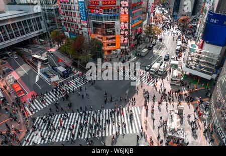 Foule de gens croisement avec passage piétons et de la circulation, d'en haut, croisement de Shibuya, Udagawacho, Shibuya, Tokyo, Japon Banque D'Images