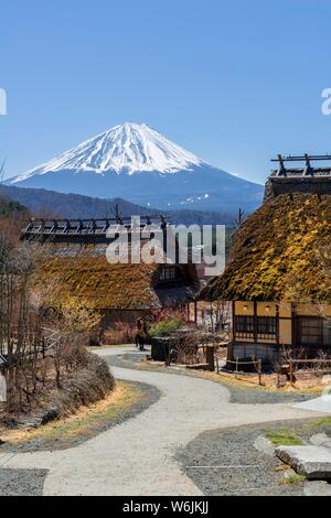 Musée en plein air Iyashinosato, vieux village japonais traditionnel avec des maisons d'adobe, volcan retour Mt. Fuji, Japon, Fujikawaguchiko Banque D'Images