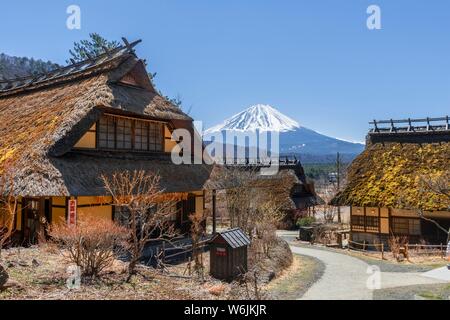 Musée en plein air Iyashinosato, vieux village japonais traditionnel avec des maisons d'adobe, volcan retour Mt. Fuji, Japon, Fujikawaguchiko Banque D'Images