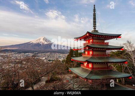 Pagode à cinq étages, Chureito Pagode, surplombant la ville de Fujiyoshida et Mont Fuji Volcan, préfecture de Yamanashi, Japon Banque D'Images