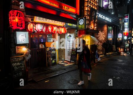 Voie piétonne, avec publicité lumineuse, des lanternes en papier et les panneaux publicitaires dans la nuit, Udagawacho, Shibuya, Tokyo, Japon Banque D'Images