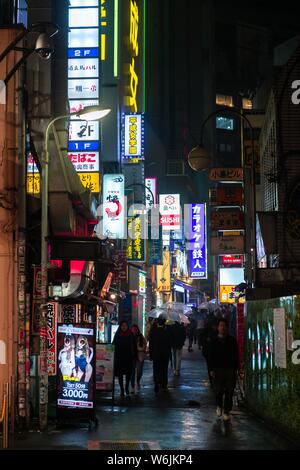 Voie piétonne, avec publicité lumineuse et enseignes publicitaire la nuit, Udagawacho, Shibuya, Tokyo, Japon Banque D'Images