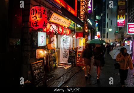 Voie piétonne, avec publicité lumineuse, des lanternes en papier et les panneaux publicitaires dans la nuit, Udagawacho, Shibuya, Tokyo, Japon Banque D'Images