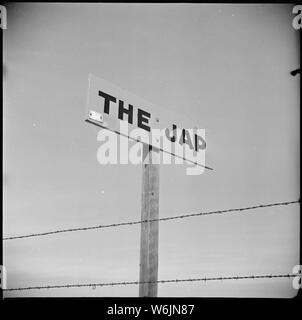 Près de Loomis, en Californie. Slap le Jap avec Ferraille Burma Shave signe sur l'autoroute. La populatio . . . ; Portée et contenu : la légende complète pour cette photographie se lit comme suit : près de Loomis, en Californie. Slap le Jap avec Ferraille Burma Shave signe sur l'autoroute. La population de cette région agricole a été composé en grande partie de personnes d'origine japonaise avant l'évacuation. Banque D'Images