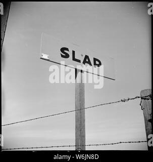 Près de Loomis, en Californie. Slap le Jap avec Ferraille Burma Shave signe sur l'autoroute. La populati . . . ; Portée et contenu : la légende complète pour cette photographie se lit comme suit : près de Loomis, en Californie. Slap le Jap avec Ferraille Burma Shave signe sur l'autoroute. La population de cette région agricole a été composé en grande partie de personnes d'origine japonaise avant l'évacuation. Banque D'Images