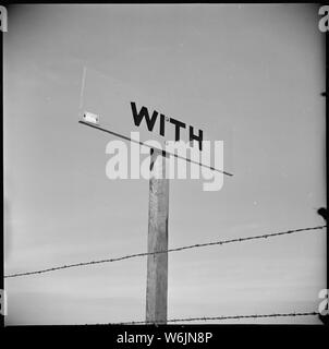 Près de Loomis, en Californie. Slap le Jap avec Ferraille Burma Shave signe sur l'autoroute. La populati . . . ; Portée et contenu : la légende complète pour cette photographie se lit comme suit : près de Loomis, en Californie. Slap le Jap avec Ferraille Burma Shave signe sur l'autoroute. La population de cette région agricole a été composé en grande partie de personnes d'origine japonaise avant l'évacuation. Banque D'Images