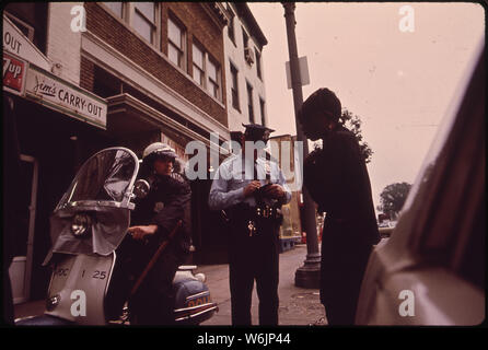 L'ÉCRITURE DU RAPPORT SUR UN PERTURBATEUR DE LA PAIX Banque D'Images