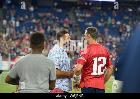 Foxborough, Massachusetts, USA. 29 juillet, 2019. New England Patriots quarterback Tom Brady (12) parle à l'ex-Patriot Rob Ninkovich au New England Patriots camp de formation qui a eu lieu au Stade Gillette, à Foxborough, Massachusetts. Eric Canha/CSM/Alamy Live News Banque D'Images