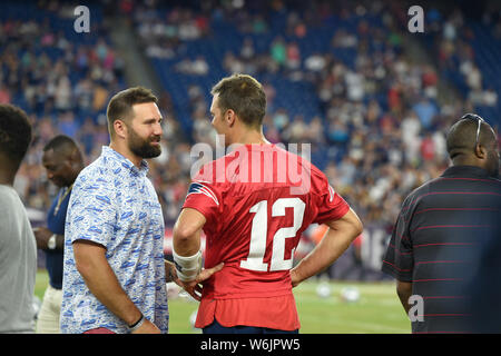 Foxborough, Massachusetts, USA. 29 juillet, 2019. New England Patriots quarterback Tom Brady (12) parle à l'ex-Patriot Rob Ninkovich au New England Patriots camp de formation qui a eu lieu au Stade Gillette, à Foxborough, Massachusetts. Eric Canha/CSM/Alamy Live News Banque D'Images