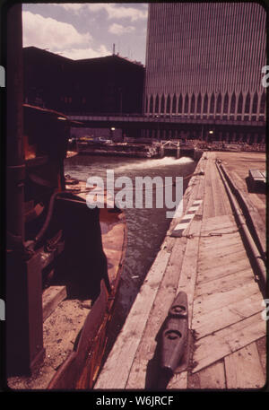 Sortie DE DRAINAGE ENTRE LE WORLD TRADE CENTER, NEW YORK, GÉANT LE DERNIER EN CONSTRUCTION ENTRE VESEY ET LIBERTY RUES DE MANHATTAN. Il n'Y A AUCUNE DISPOSITION POUR LE TRAITEMENT DES DÉCHETS. Comme c'EST LE CAS AVEC TOUS LES BÂTIMENTS, LES EAUX USÉES S'WESTSIDE VONT DIRECTEMENT DANS LA RIVIÈRE HUDSON déjà fortement pollués Banque D'Images