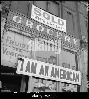 Oakland, Californie. À la suite des ordres d'évacuation, ce magasin, au 13e et Franklin Rues, était clo . . . ; Portée et contenu : la légende complète pour cette photographie se lit comme suit : Oakland, Californie. À la suite des ordres d'évacuation, ce magasin, au 13e et les rues Franklin, a été fermée. Le propriétaire, un diplômé de l'Université de Californie d'origine japonaise, a placé le JE SUIS UN AMÉRICAIN signe sur l'avant du magasin le 8 décembre, jour après Pearl Harbor. Les sinistrés d'origine japonaise seront logés dans les centres d'autorité à la réinstallation de la guerre pour la durée. Banque D'Images