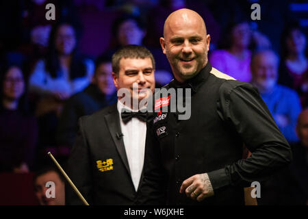 Mark King of England réagit comme il est en concurrence avec Ding Junhui de Chine dans leur premier match au cours de la 2018 Ladbrokes World Grand Prix snooker Banque D'Images