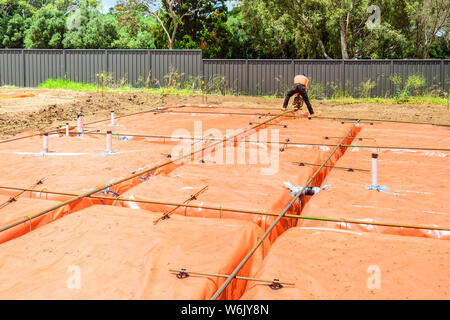 Constructeur australien l'exécution de travaux de fixation en acier d'une nouvelle maison de banlieue Banque D'Images