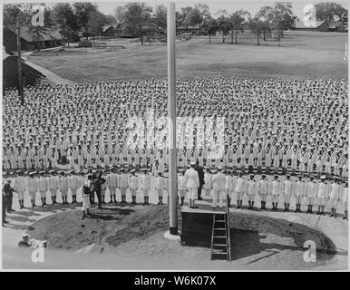 Pelham Bay marins célèbrent le Jour de l'indépendance. Secrétaire de la Marine Daniels faisant un discours patriotique pour les officiers et les hommes de la station d'entraînement naval de la baie Pelham le 4 juillet 1918. New York. Underwood et Underwood., 1917 - 1919 ; notes générales : utilisation de la guerre et des conflits Nombre 507 lors de la commande d'une reproduction ou demande d'informations sur cette image. Banque D'Images