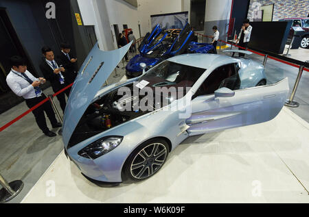 --FILE--visiteurs regarder une Aston Martin one-77 affiché à l'Automobile international de Hangzhou Chine 2017 Expo à Hangzhou, ville de Chine orientale Zhej Banque D'Images