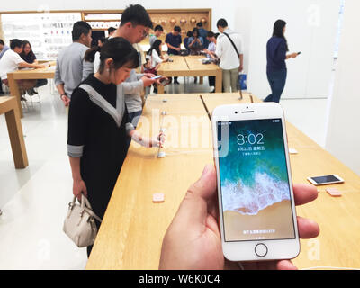 --FILE--un client essaye d'un smartphone iPhone 8 dans un Apple Store à Shanghai, Chine, le 23 septembre 2017. La construction d'un centre de données chinois f Banque D'Images